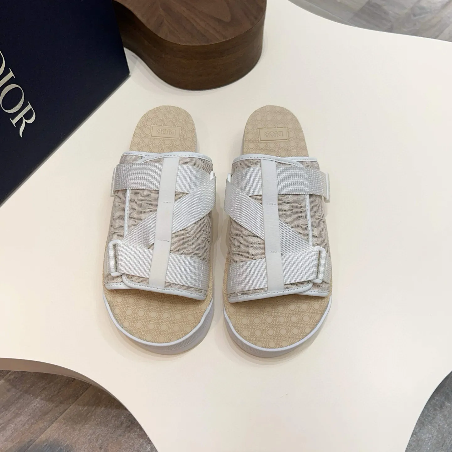 Factory price: 280💰Dior Alias ​​men's leather slippers. This Alias ​​sandal is a new summer product, showing a casual and elegant style. Carefully crafted from grained cow leather and Oblique printed fabric, with cowhide lining! Cross-strap design with metal-clad brass CD Diamond logo. The imported cowhide leather and rubber sole adds sophistication and comfort, while Oblique print-effect anti-slip panels add style. Size: 38-44 (45 customized)